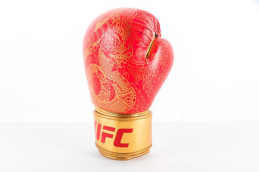 Боксерские перчатки UFC PRO Thai Naga Red, 14oz 1050_700